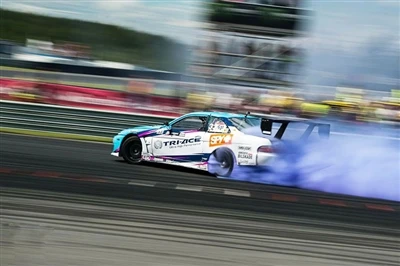 Racing King はレーシングレベルで、レースカーに力を与える強力なトラクションを提供します。
