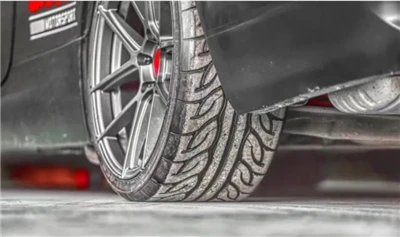 Racing King レーシングカー タイヤに切り替えると、正確なグリップとスムーズな飛行が実現します。
